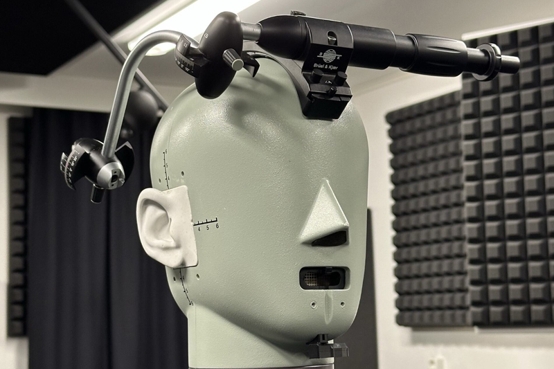 Br&uuml;el & Kj&aelig;r measurement microphones positioned at the ears of a head and torso simulator